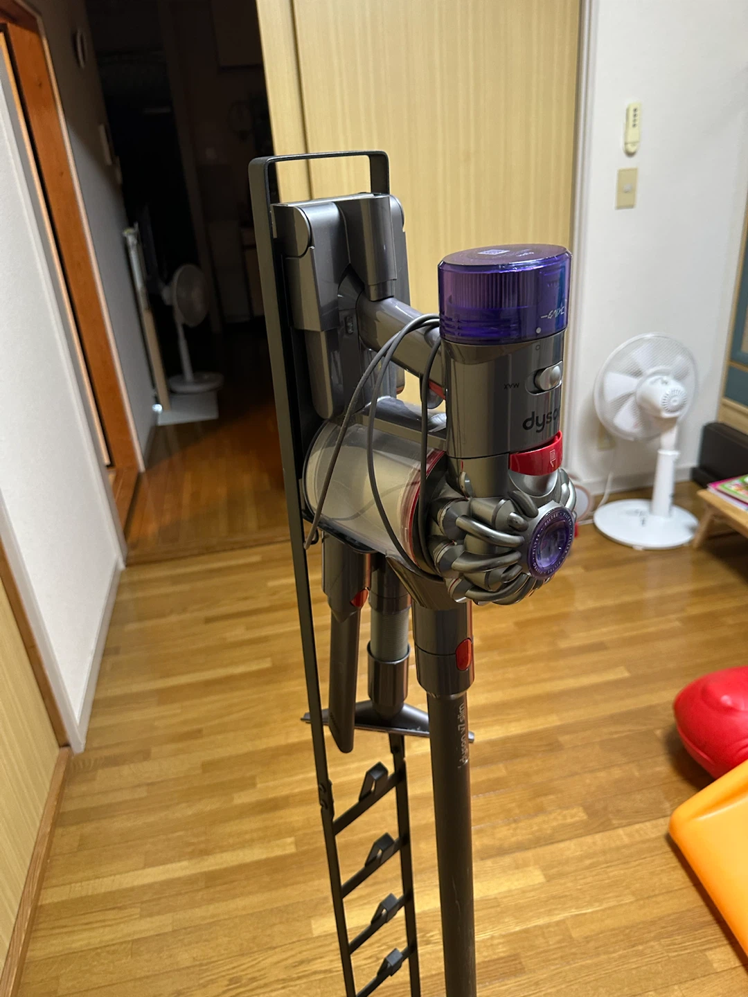 ダイソン V8 Slim スティック掃除機の写真4枚目
