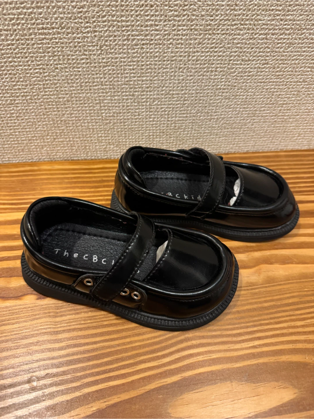 キッズシューズ 2点まとめ売り ブラック レッドの写真2枚目