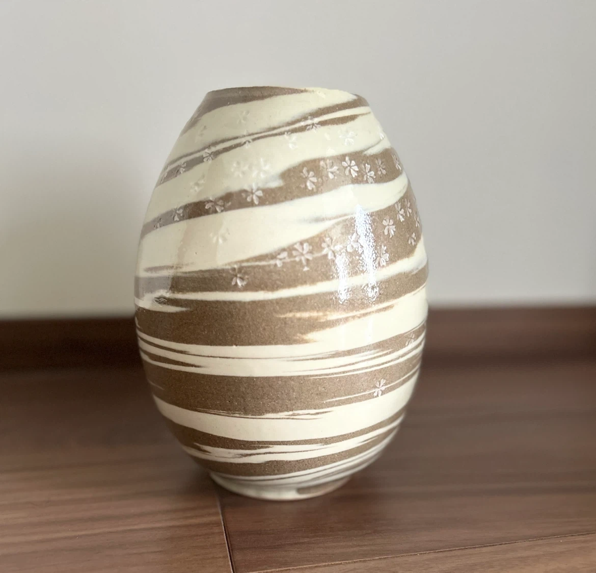 【作家物 陶印 一木】三島手 桜柄 象嵌 陶器 花瓶 壺 / 刷毛目 高さ約21cm 伝統工芸 華道具