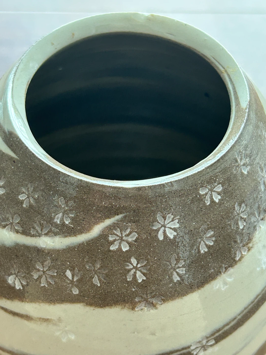 【作家物 陶印 一木】三島手 桜柄 象嵌 陶器 花瓶 壺 / 刷毛目 高さ約21cm 伝統工芸 華道具の写真2枚目
