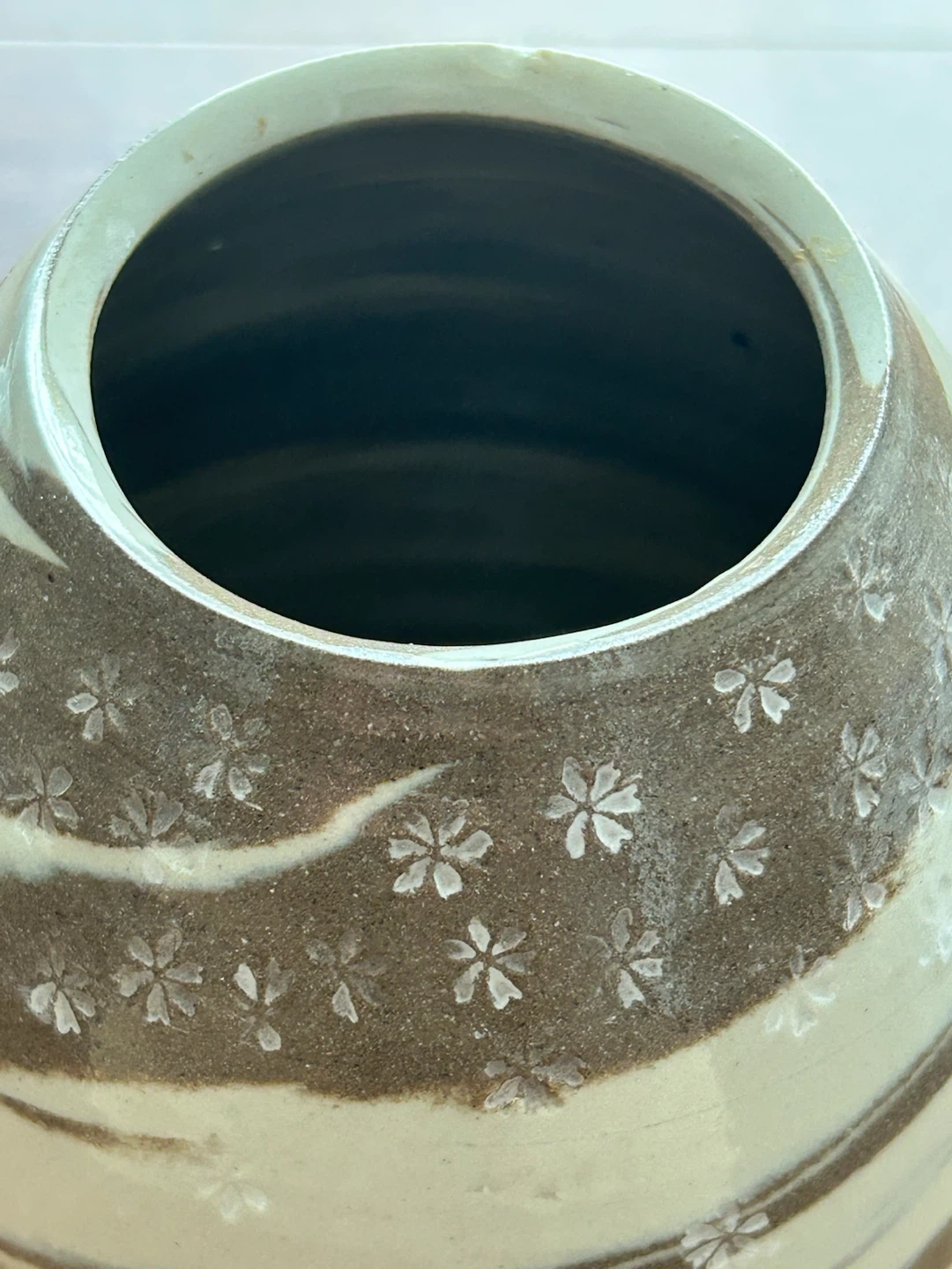 【作家物 陶印 一木】三島手 桜柄 象嵌 陶器 花瓶 壺 / 刷毛目 高さ約21cm 伝統工芸 華道具の写真2枚目