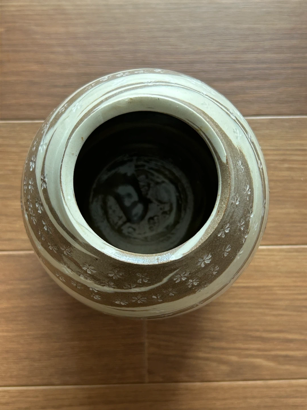 【作家物 陶印 一木】三島手 桜柄 象嵌 陶器 花瓶 壺 / 刷毛目 高さ約21cm 伝統工芸 華道具の写真3枚目