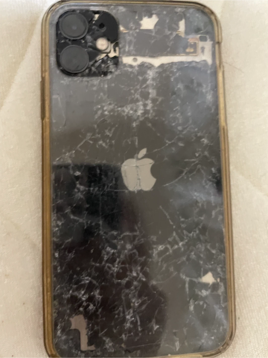 iPhone ジャンク品 背面割れの写真2枚目