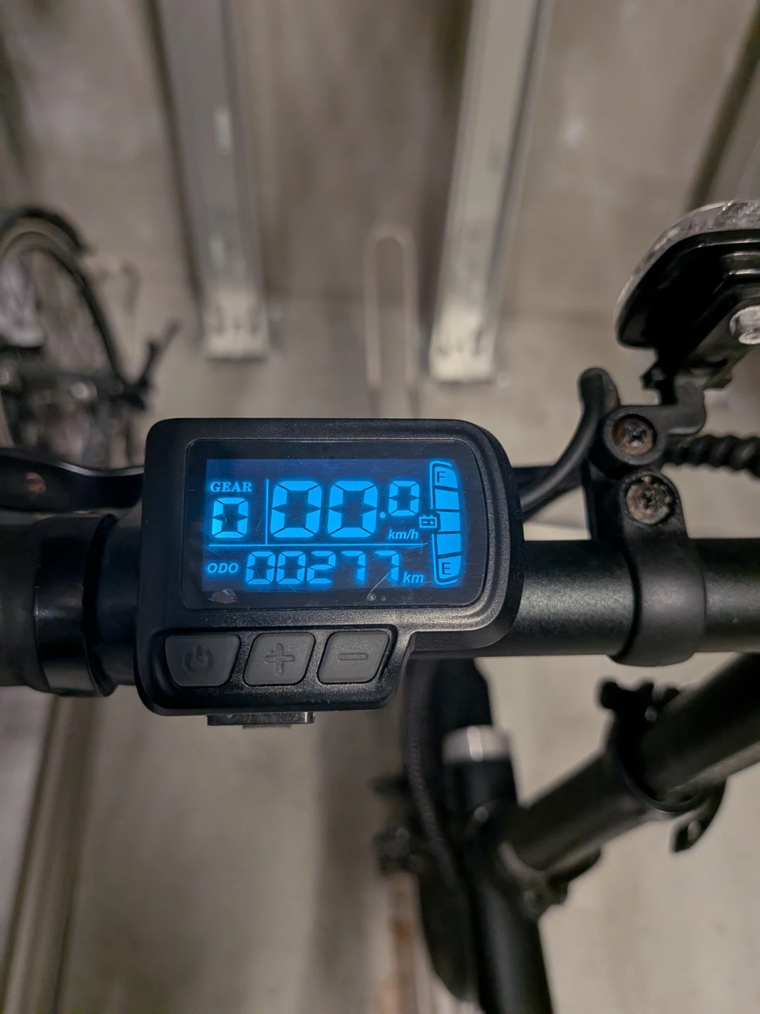 ハイガー公式 電動アシスト自転車 折り畳み 軽量 5段階アシスト HG-UT16ZB バッテリー内蔵シートポスト新品を付けます。の写真6枚目