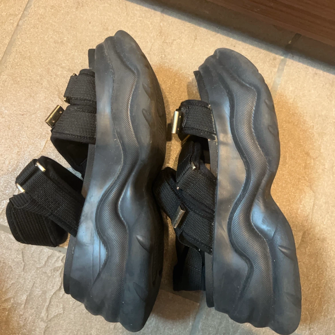 エービーシーセレクト 厚底サンダル 黒の写真2枚目