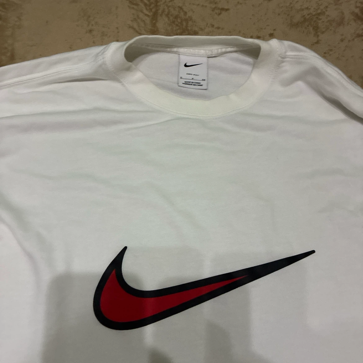 NIKE 長袖シャツ ファイヤーパターン DRY-FIT ホワイト Sサイズの写真2枚目