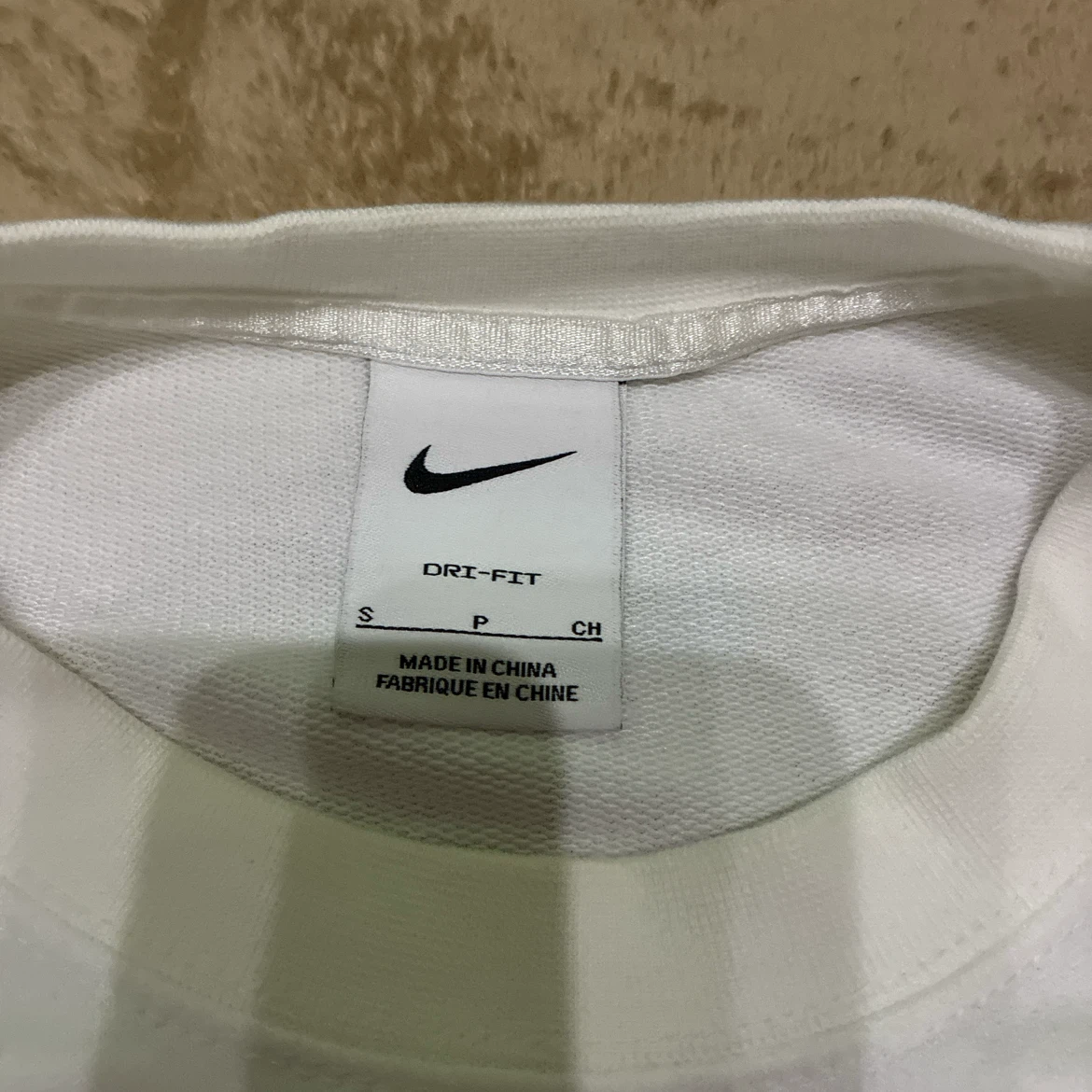 NIKE 長袖シャツ ファイヤーパターン DRY-FIT ホワイト Sサイズの写真5枚目