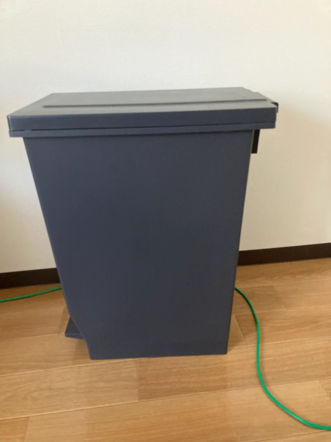 【無料】ペダル式大容量ゴミ箱 ダークグレーの写真2枚目