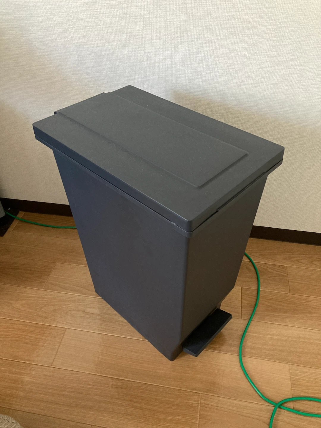 【無料】ペダル式大容量ゴミ箱 ダークグレーの写真3枚目