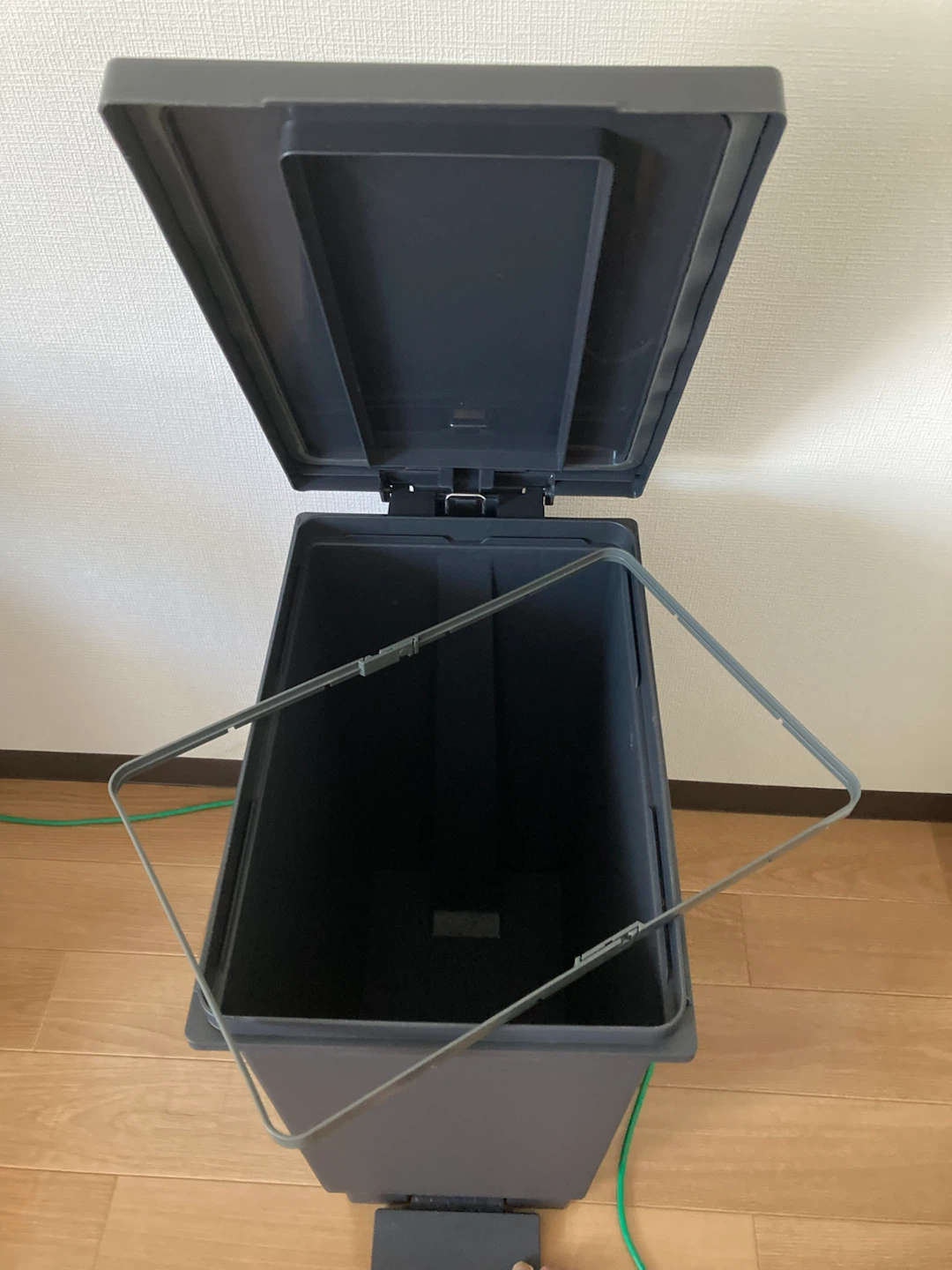 【無料】ペダル式大容量ゴミ箱 ダークグレーの写真4枚目