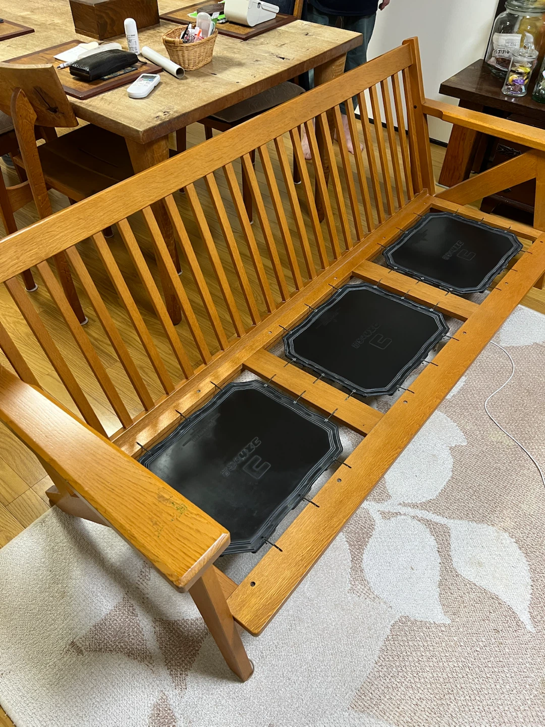 コスガの家具 木製ソファの写真6枚目