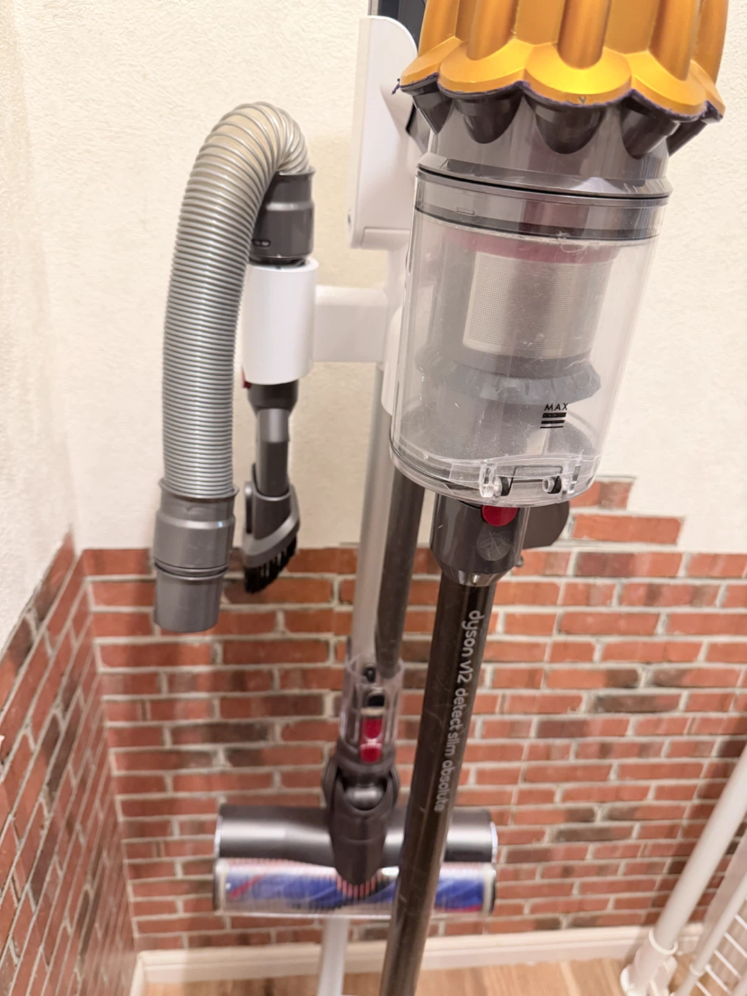 ダイソン掃除機　動くがスイッチの反応が鈍いのでジャンク品の写真3枚目