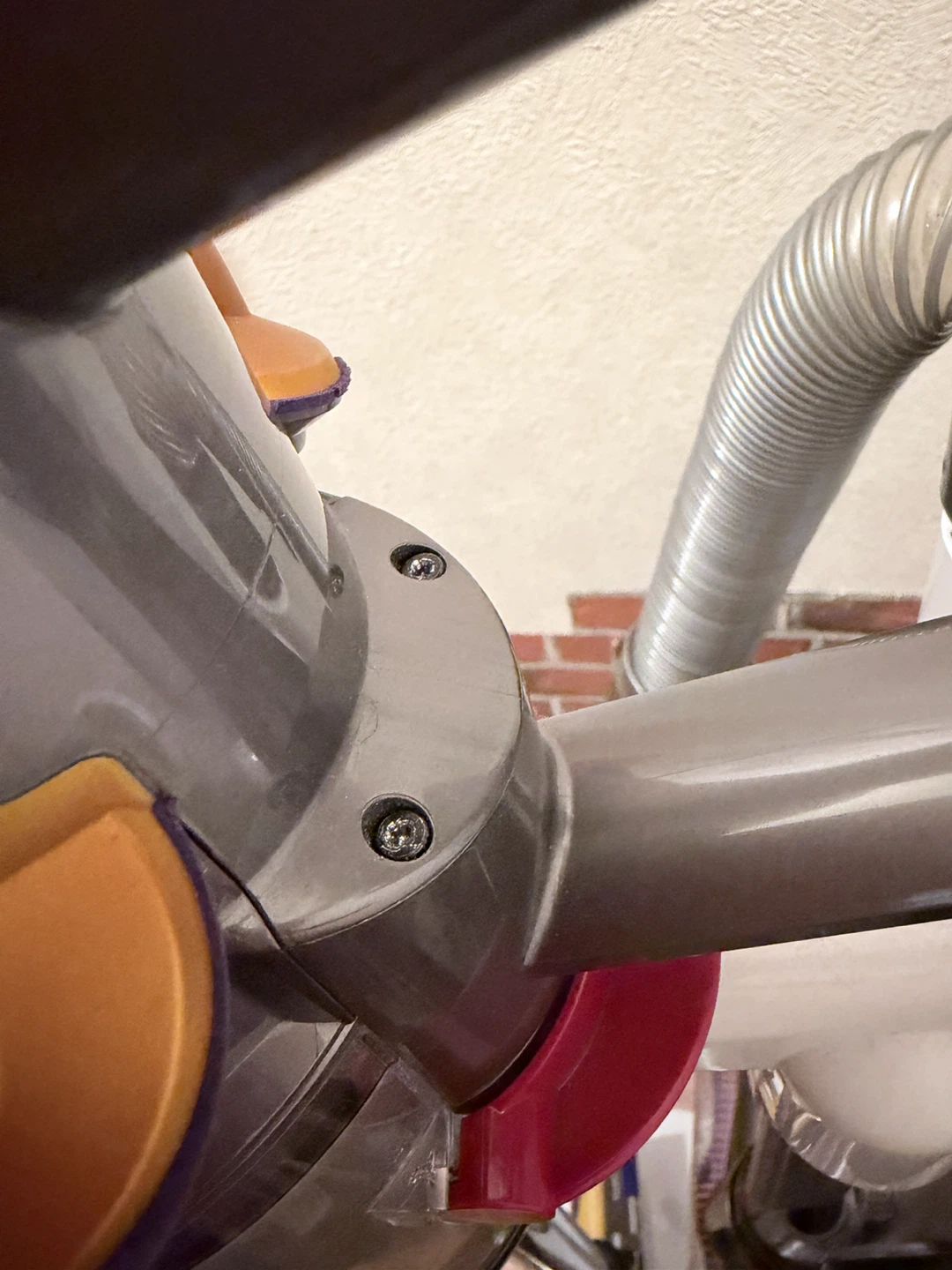 ダイソン掃除機　動くがスイッチの反応が鈍いのでジャンク品の写真5枚目