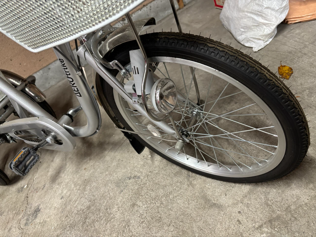 【中古品】エアロトライク 三輪自転車 シルバーの写真4枚目