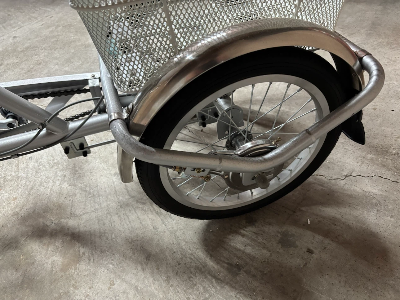 【中古品】エアロトライク 三輪自転車 シルバーの写真5枚目