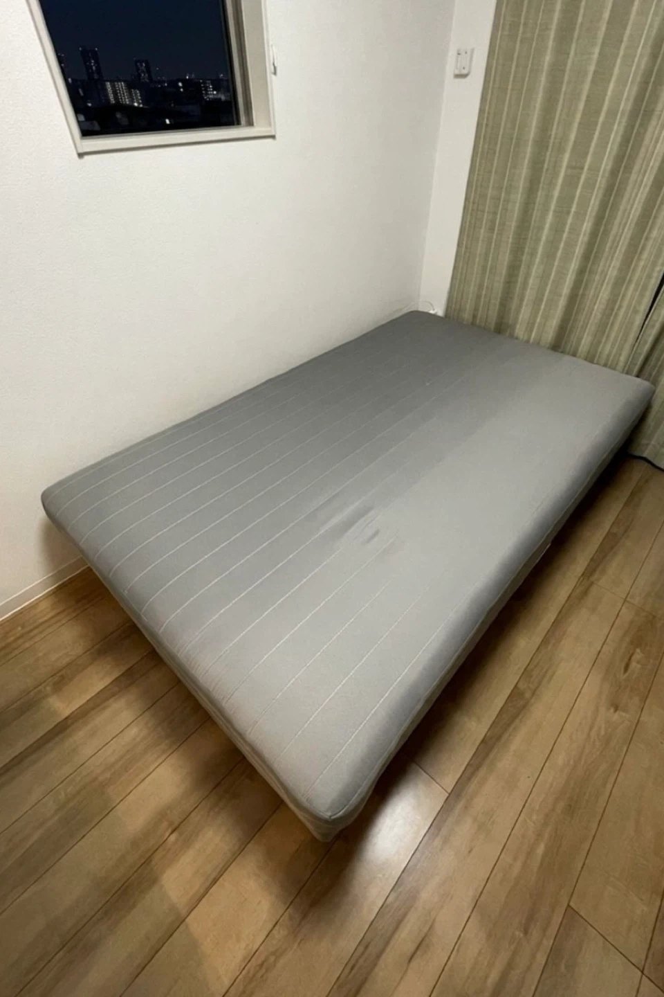 【美品/重ね敷き使用】ニトリ 脚付きマットレスベッド（セミダブル / グレー）の写真3枚目