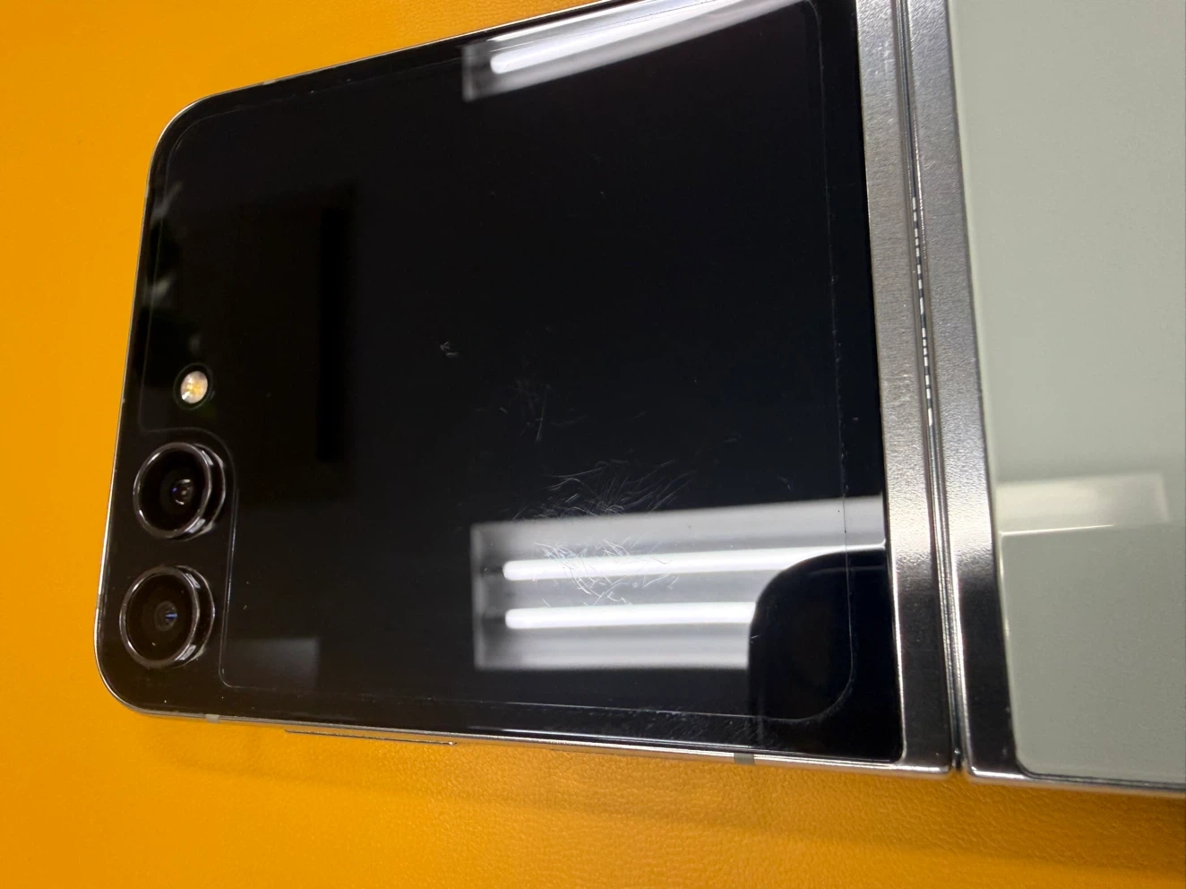 【純正ケース付】Galaxy Z Flip 5 256GB【docomo版】の写真5枚目