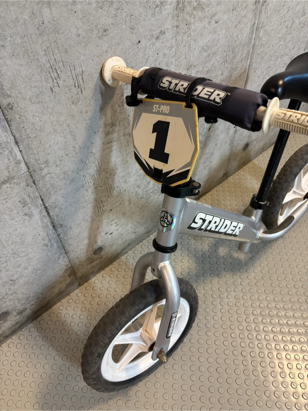ストライダー プロ シルバー バランスバイクの写真2枚目