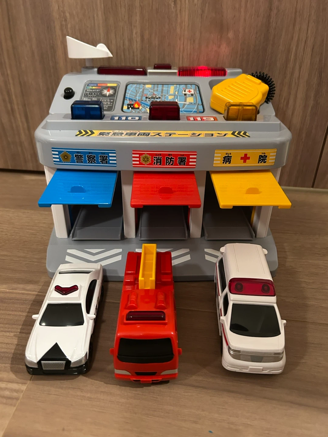 緊急車両ステーション おもちゃ パトカー 消防車