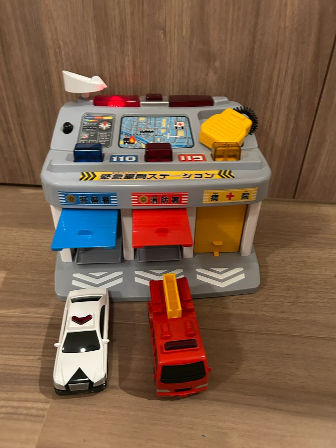 緊急車両ステーション おもちゃ パトカー 消防車の写真2枚目
