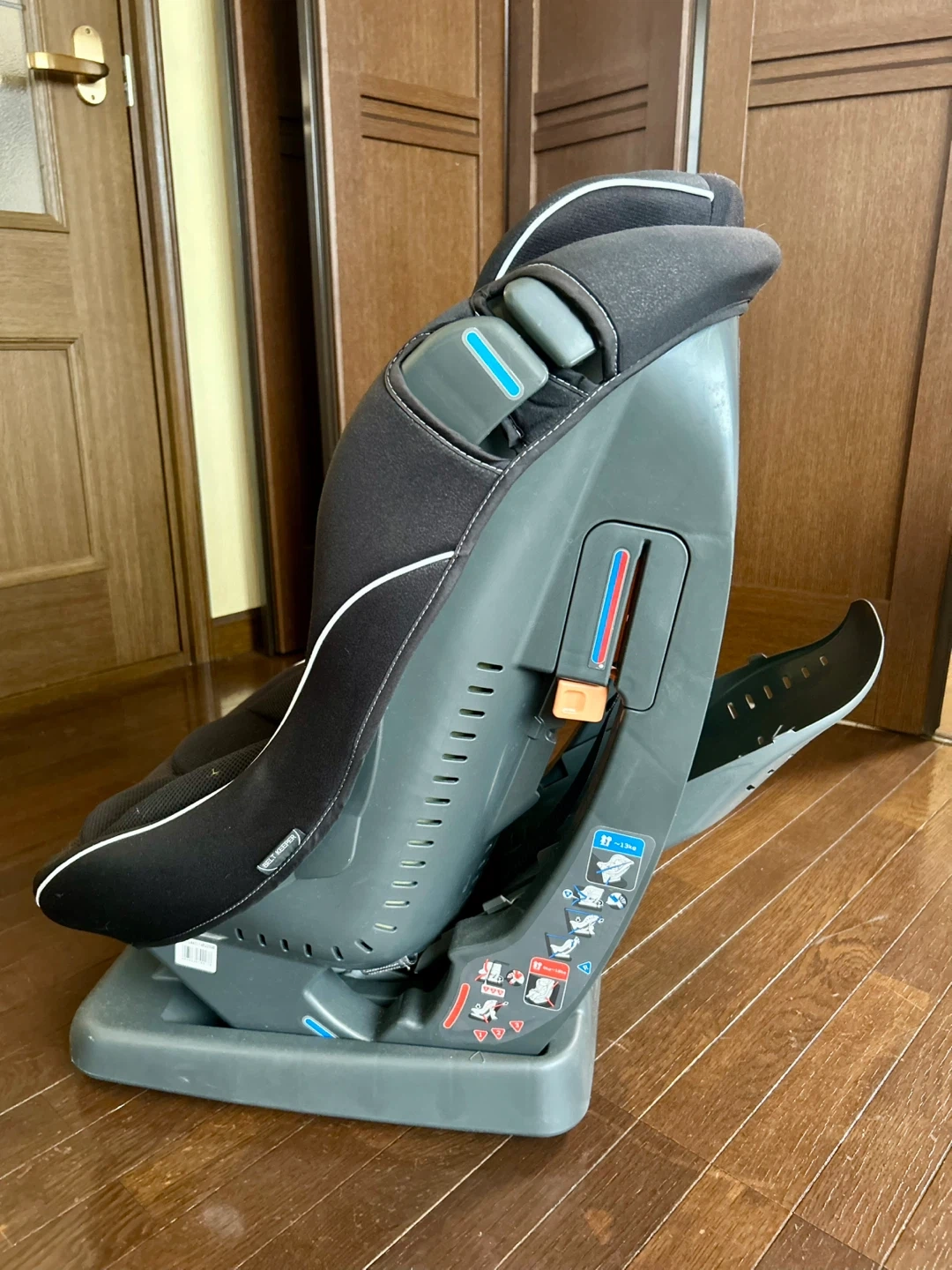 リーマン チャイルドシート 黒 日本製の写真2枚目