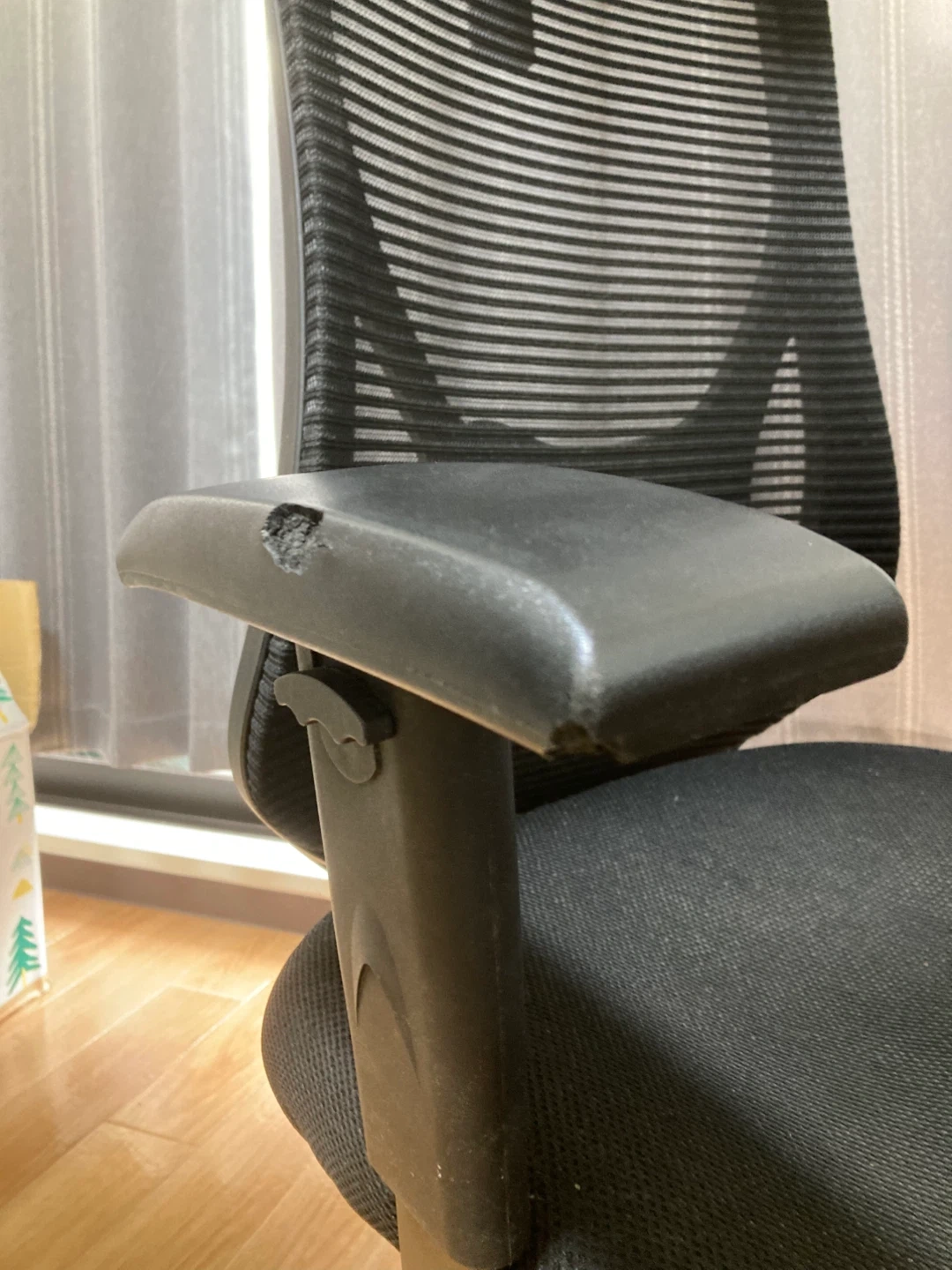 【無料】ゲーミングチェア 黒 フットレスト付きの写真5枚目