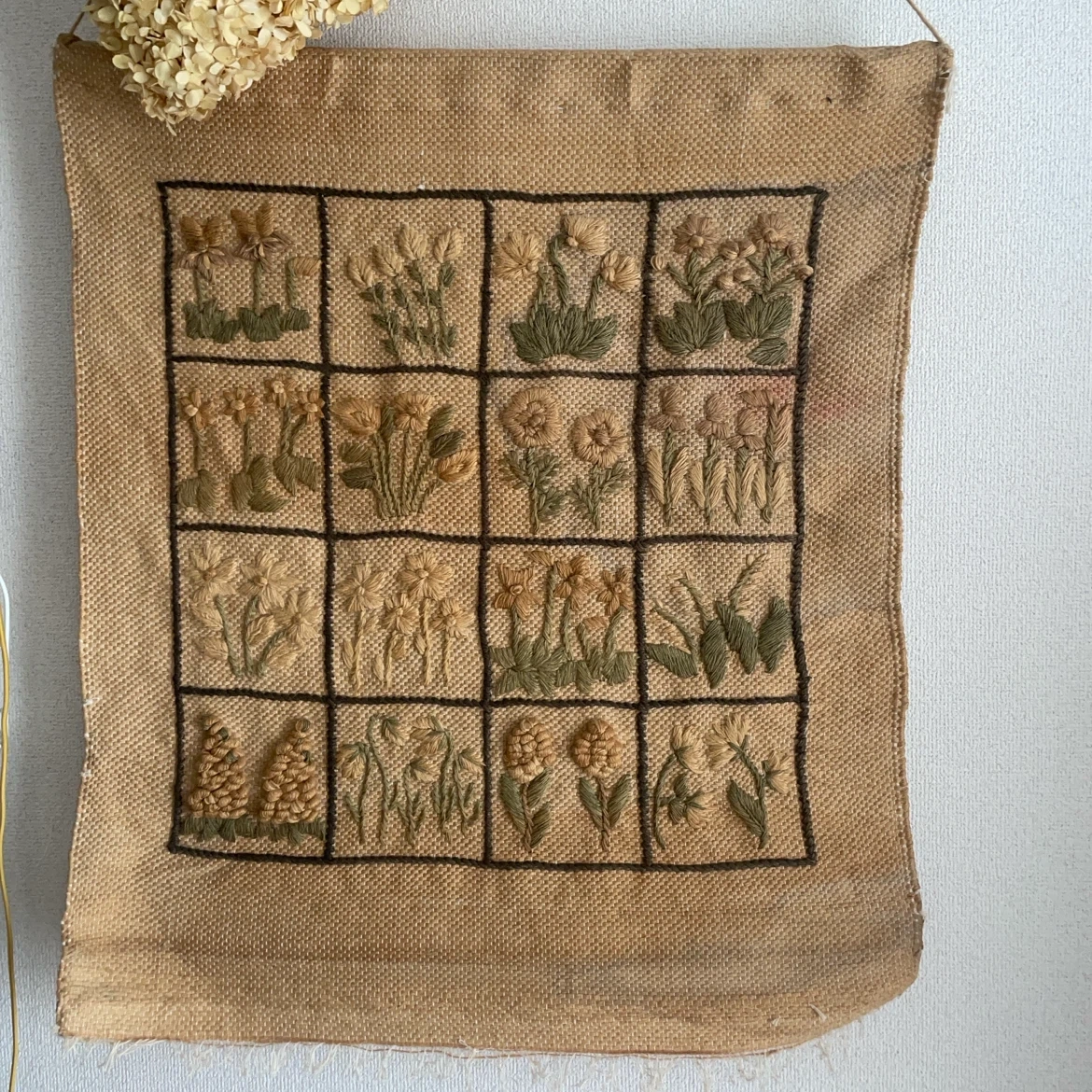 刺繍タペストリー 花柄 壁掛け