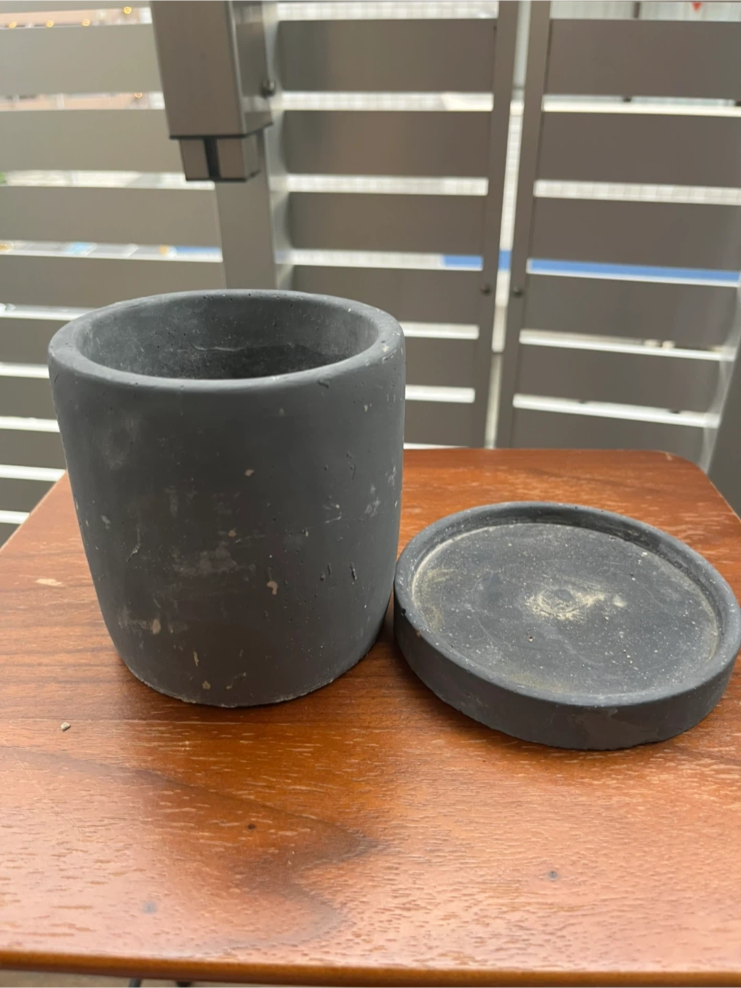 セメント製 植木鉢 受皿付き ダークグレーの写真2枚目