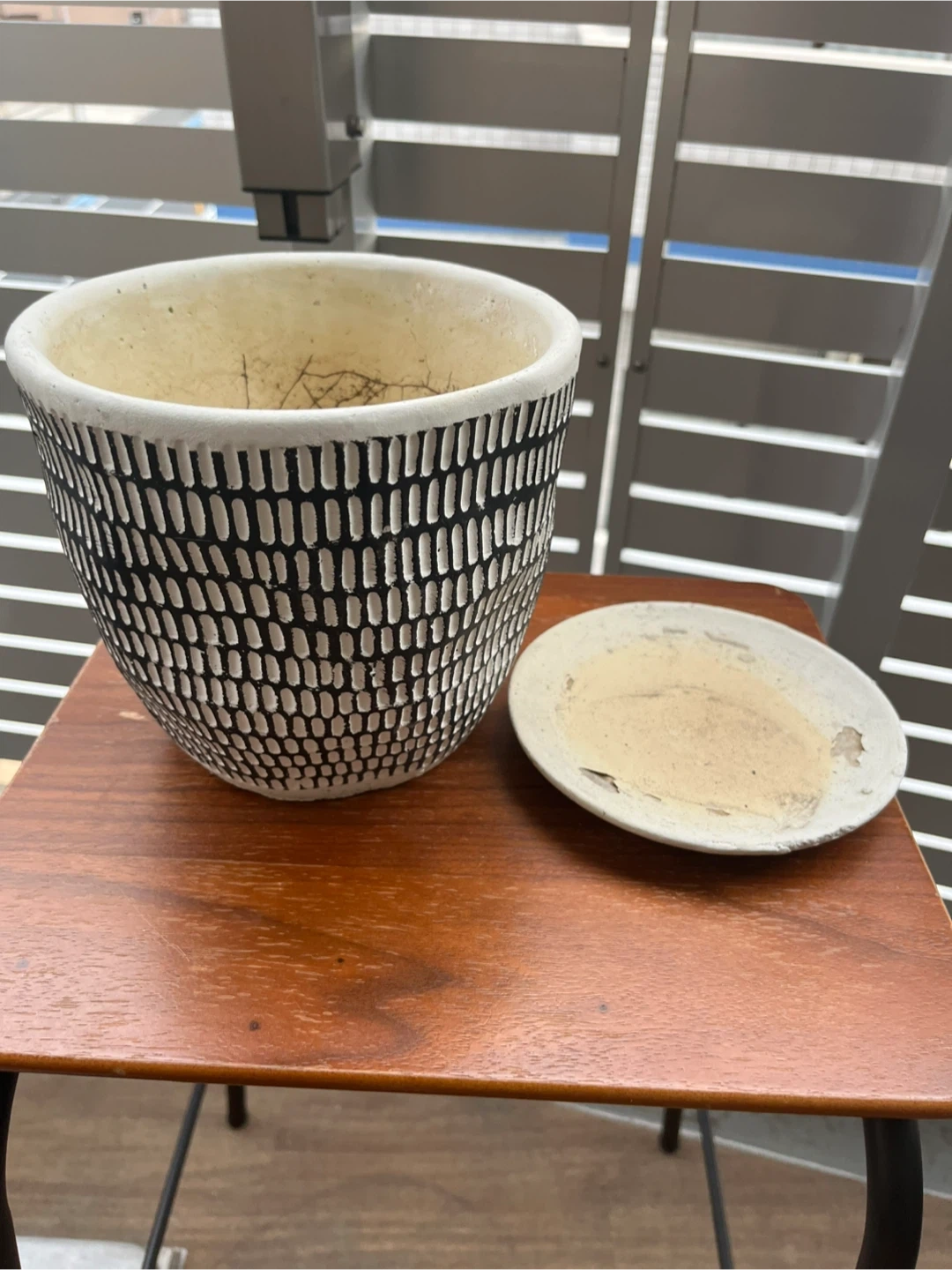 植木鉢 受け皿付き モノトーン柄の写真2枚目