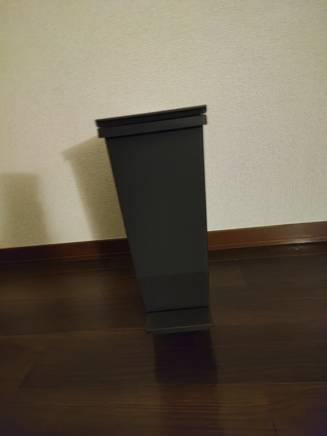 ペダル式ゴミ箱 ブラック シンプル 13Lの写真2枚目