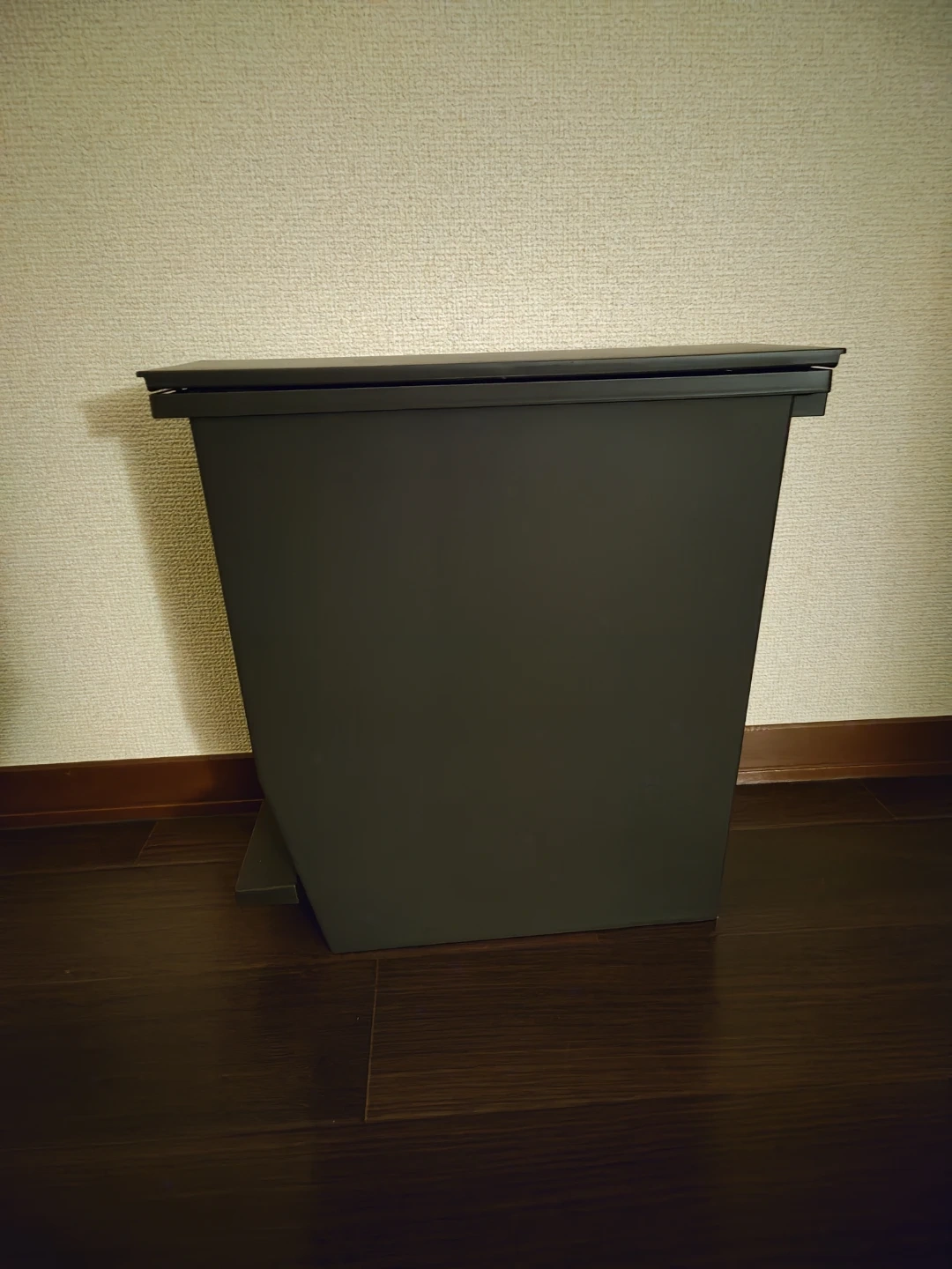 ペダル式ゴミ箱 ブラック シンプル 13Lの写真3枚目