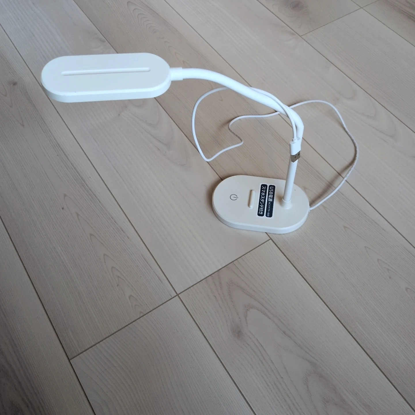 USB電源 LEDデスクライト スマホスタンド付きの写真2枚目