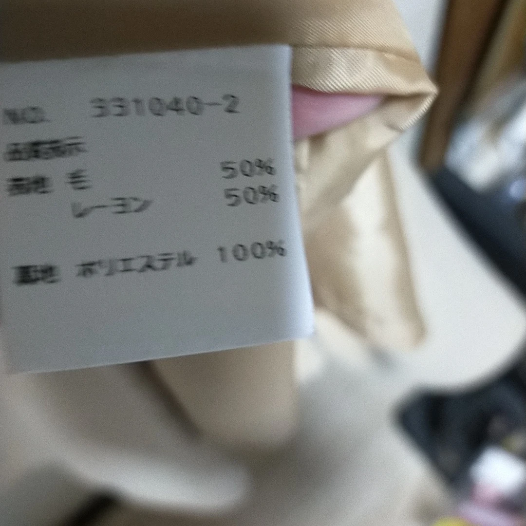 ベージュのコートの写真2枚目