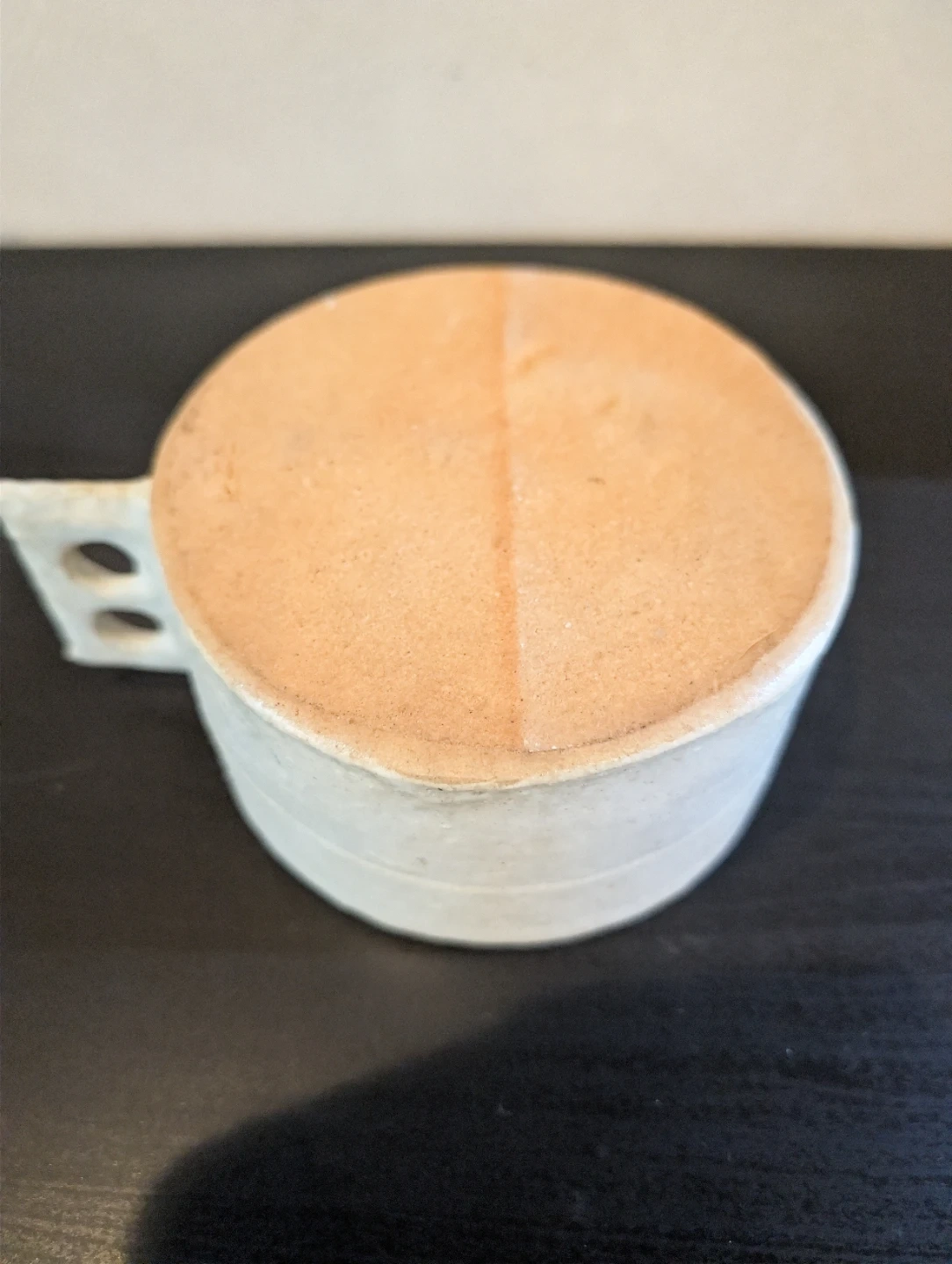 【手びねり】白釉 陶器の花器 / 生け花用 ミニフラワーベース(水漏れなし・取っ手欠けあり)の写真3枚目