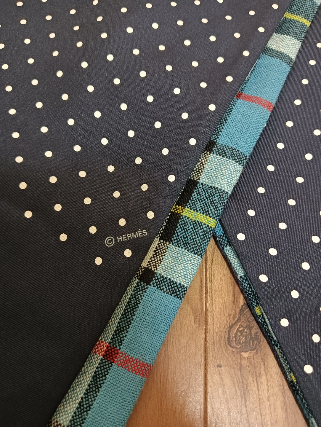 未使用品。HERMES エルメス リバーシブル ストール マフラー ドット柄&タータンチェックの写真5枚目