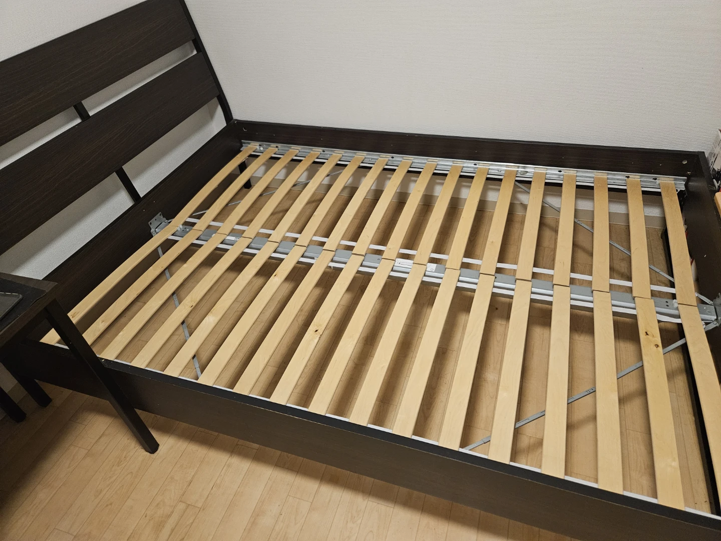 【引取限定】イケア IKEA Trysil ダブルベッドフレーム ダークブラウンの写真2枚目
