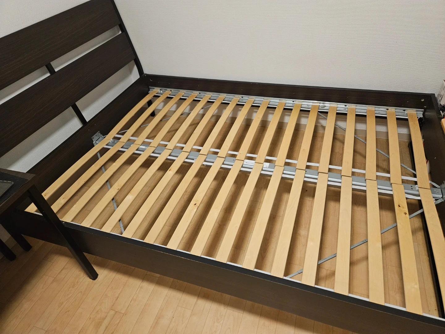 【引取限定】イケア IKEA Trysil ダブルベッドフレーム ダークブラウンの写真2枚目