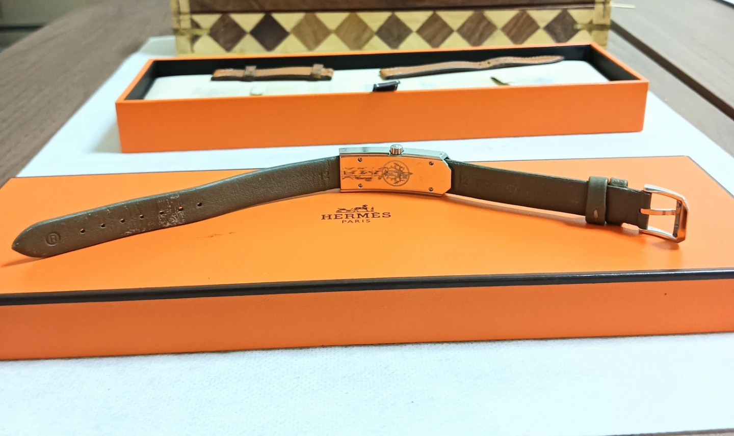 綺麗め。HERMES エルメス ケリー2 腕時計 KT1.210の写真4枚目
