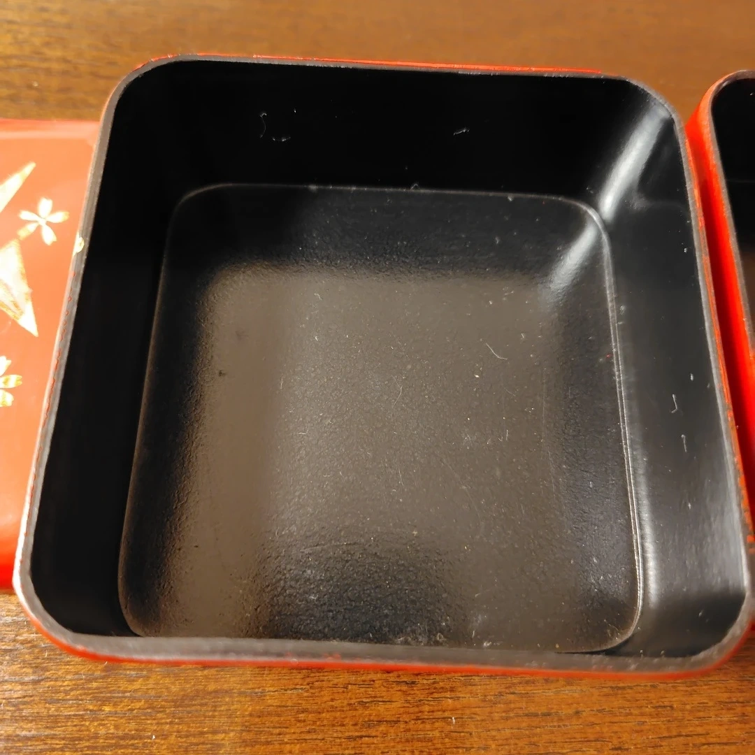 折り鶴柄 漆器風 二段重箱 朱色の写真4枚目