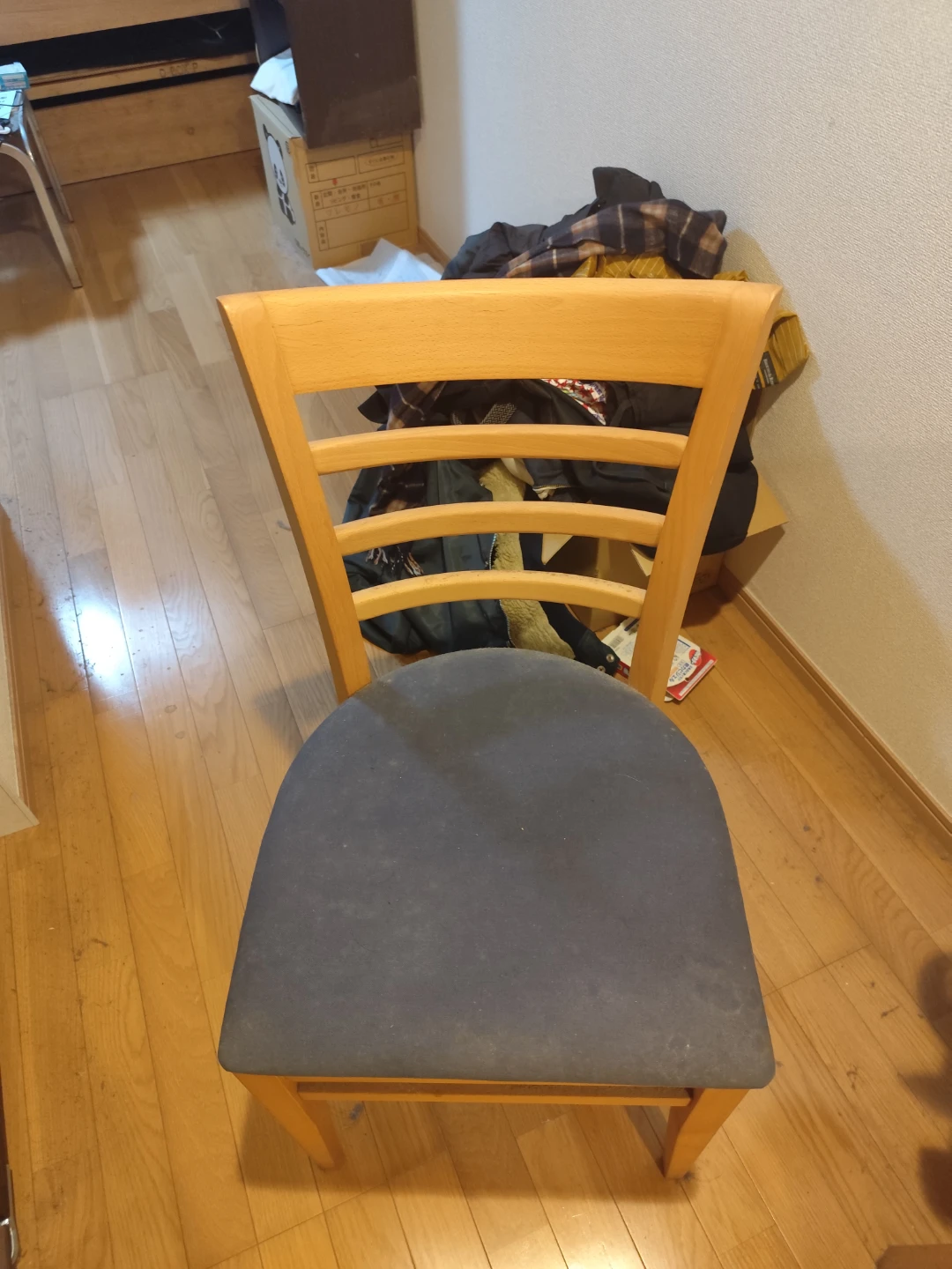 木製テーブルとチェアセット