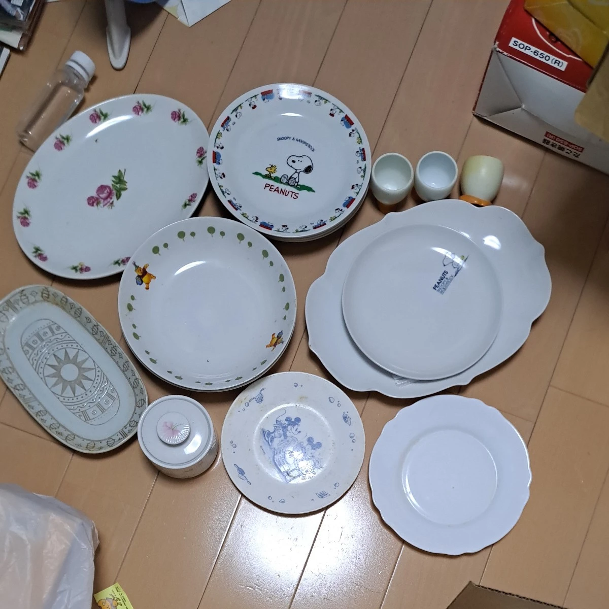 お皿スヌピ4枚、熊さん2枚、タマゴスタンドはグアムの時に買った色のままです