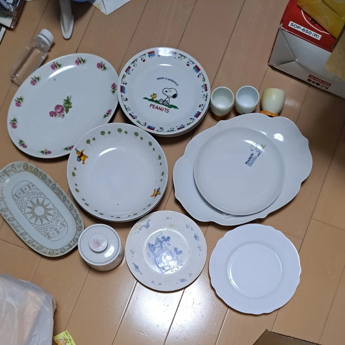 お皿スヌピ4枚、熊さん2枚、タマゴスタンドはグアムの時に買った色のままです
