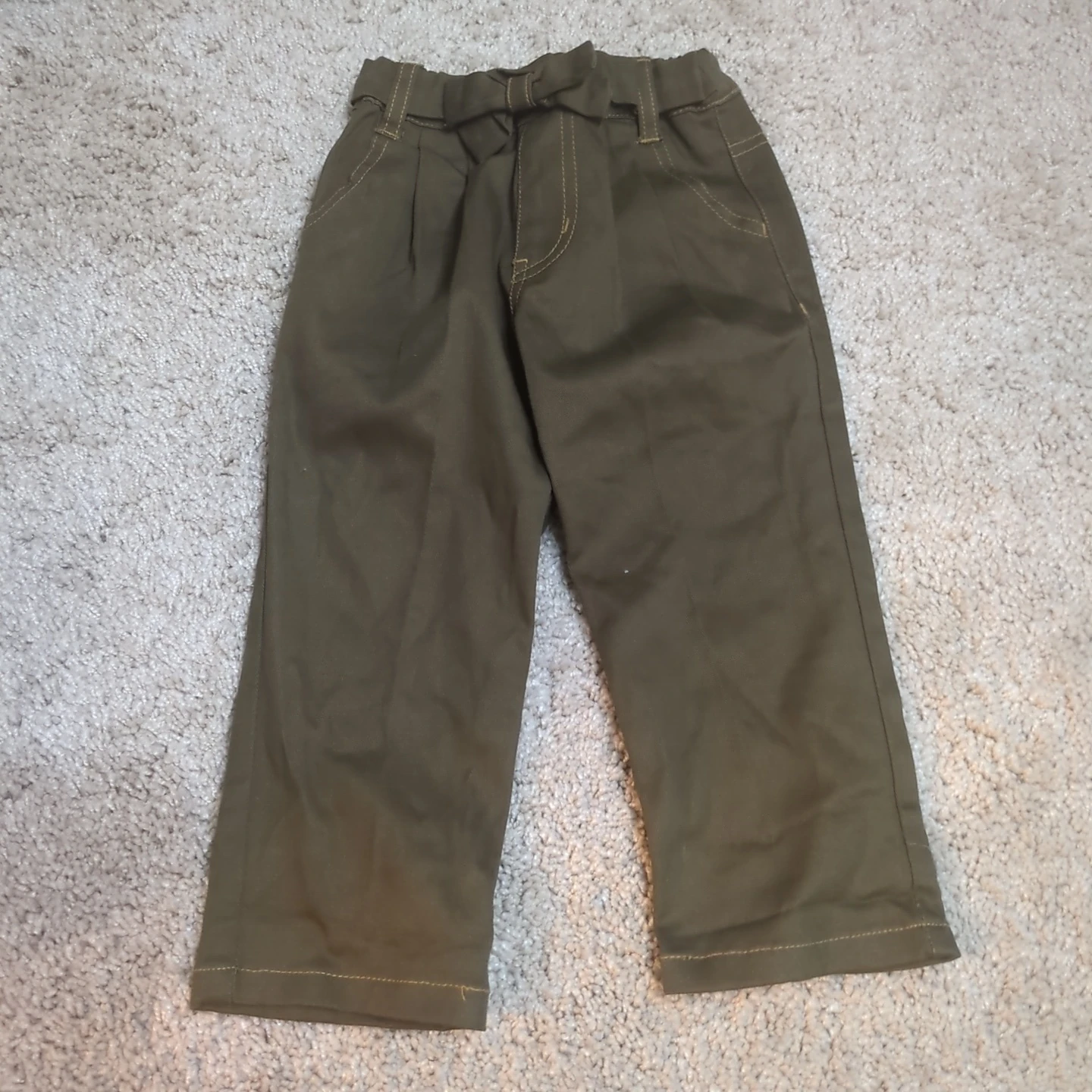 キッズ用 リボン付きパンツ カーキ　95センチ