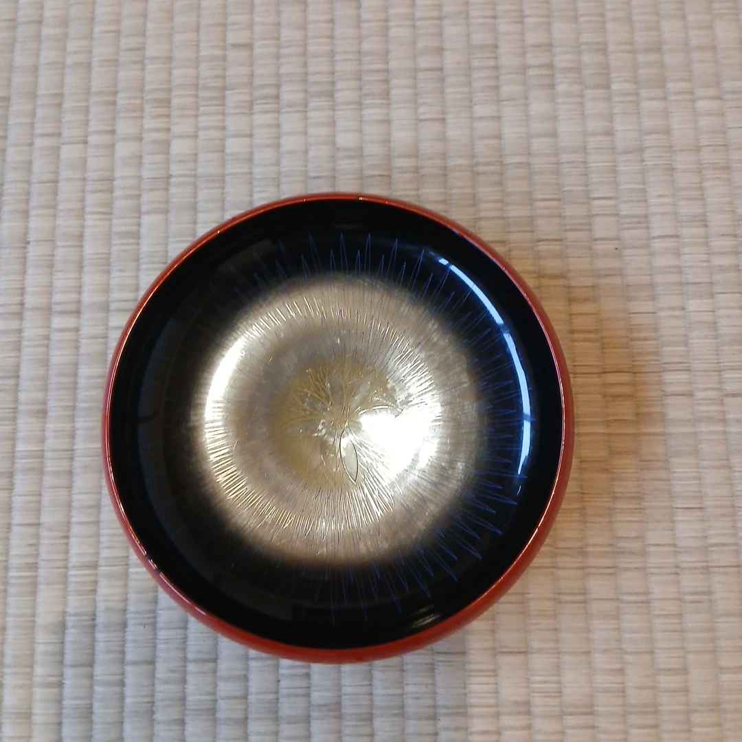 漆器 菓子鉢 朱色 黒 花柄の写真2枚目