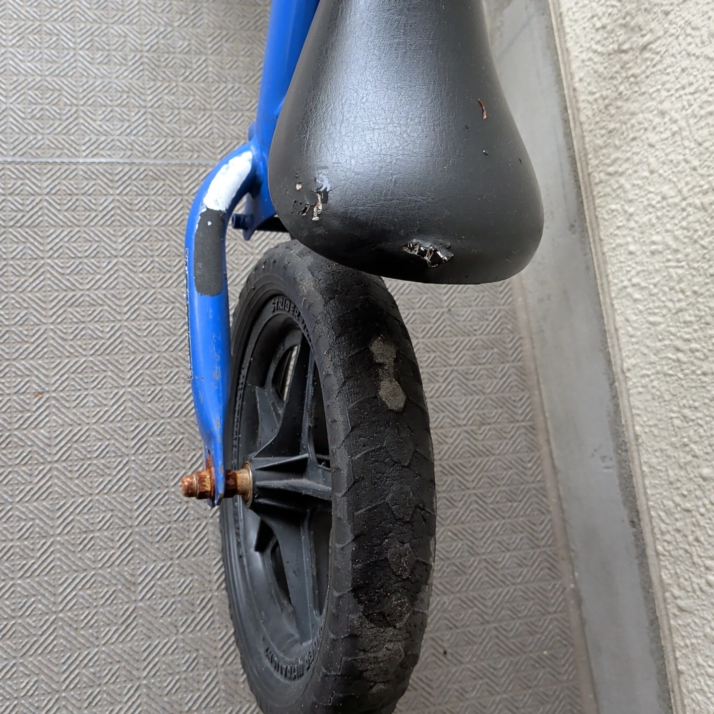 ストライダー 12インチ 青 バランスバイクの写真3枚目