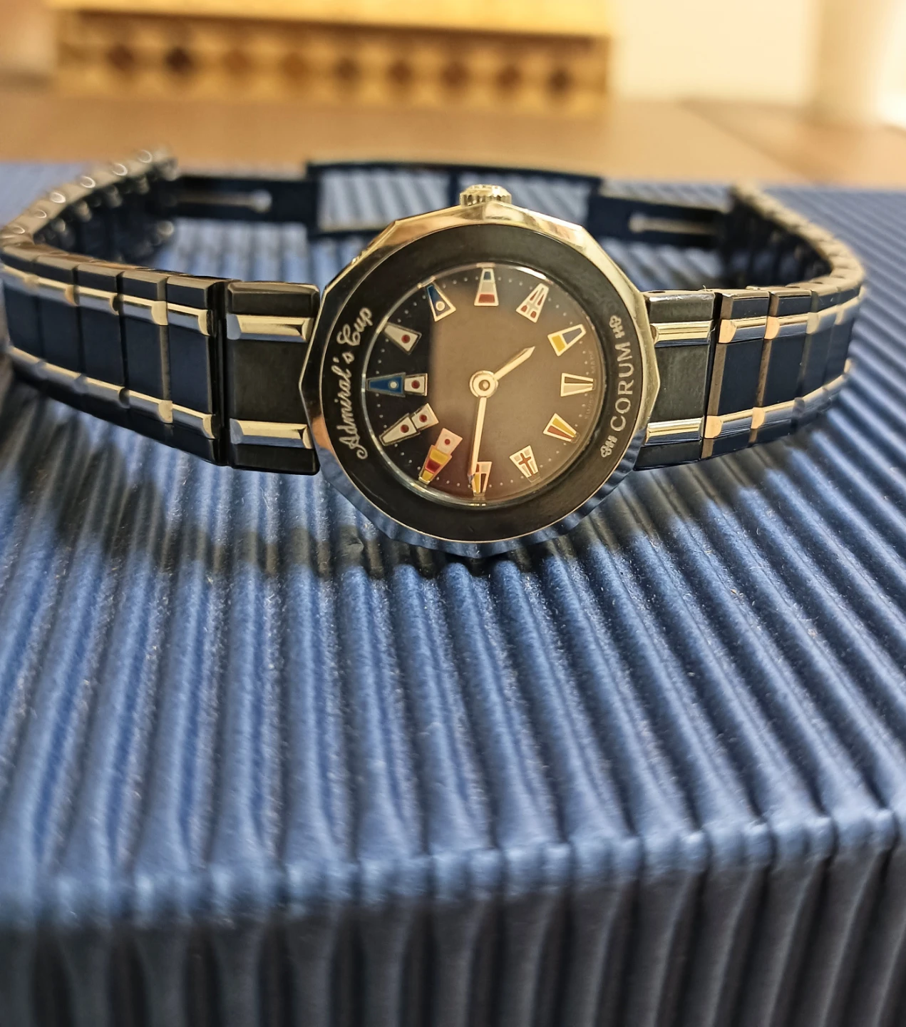 美品。CORUM コルム アドミラルズカップ ガンブルー 腕時計の写真4枚目
