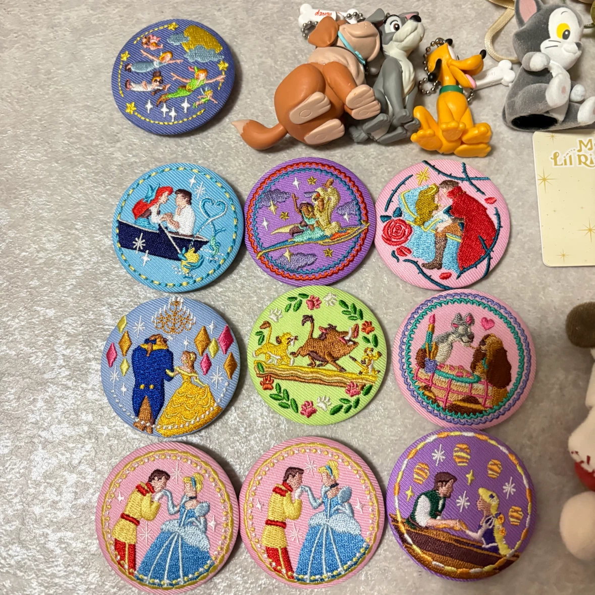 ディズニー フィギュア・刺繍缶バッジまとめ売りの写真2枚目