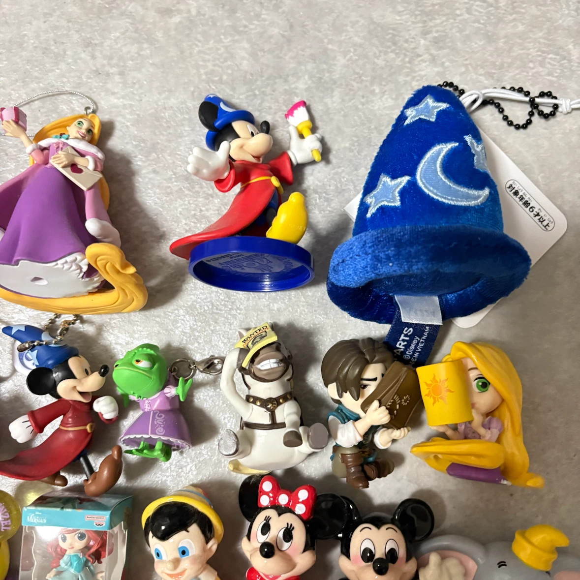 ディズニー フィギュア・刺繍缶バッジまとめ売りの写真4枚目