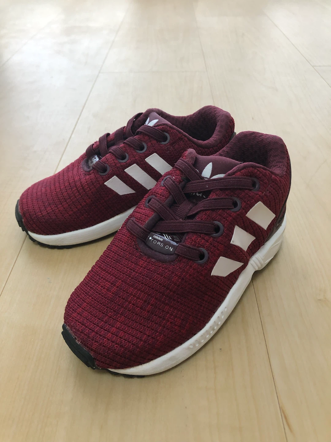 adidasの子供スニーカー