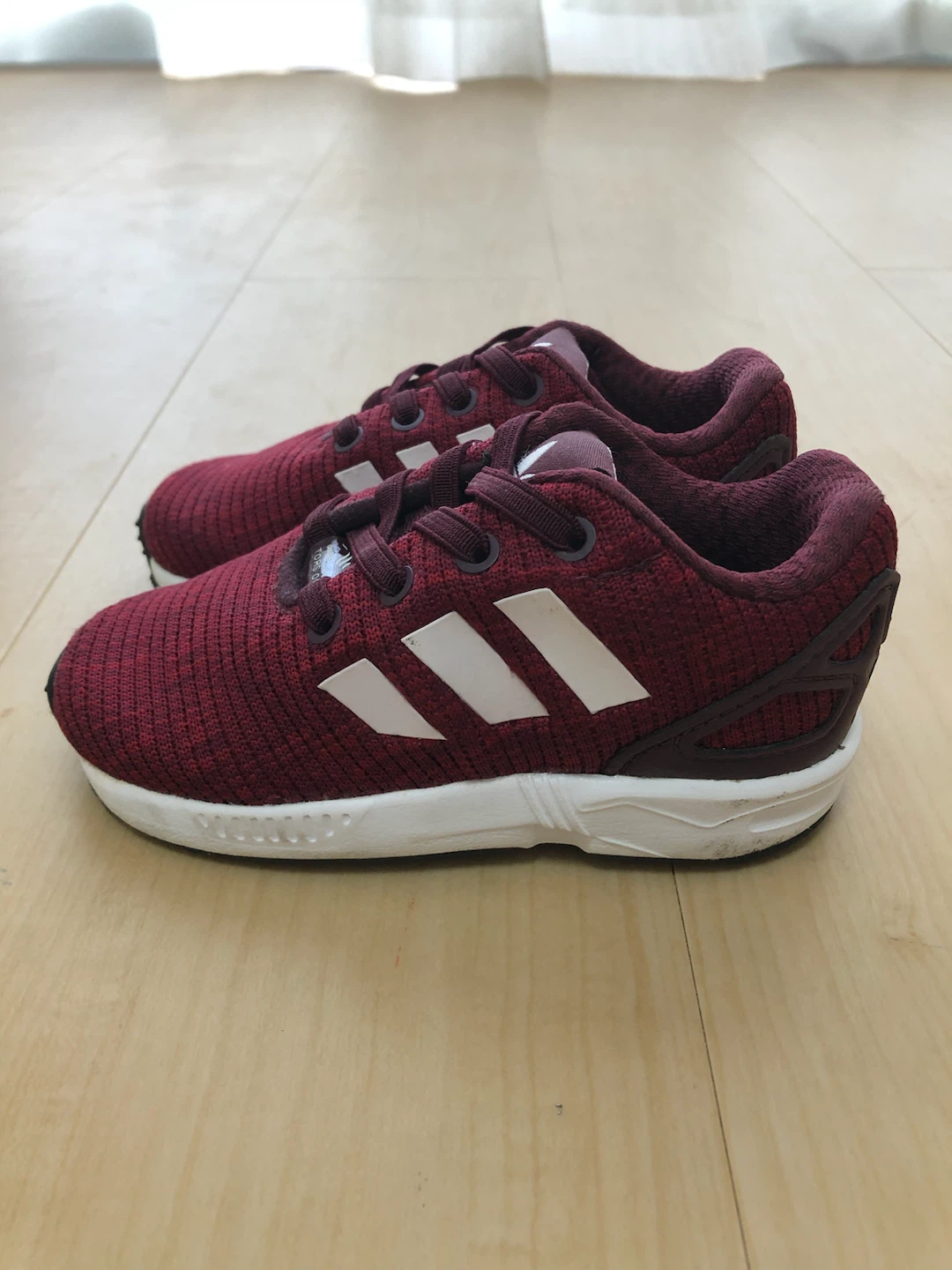 adidasの子供スニーカーの写真2枚目